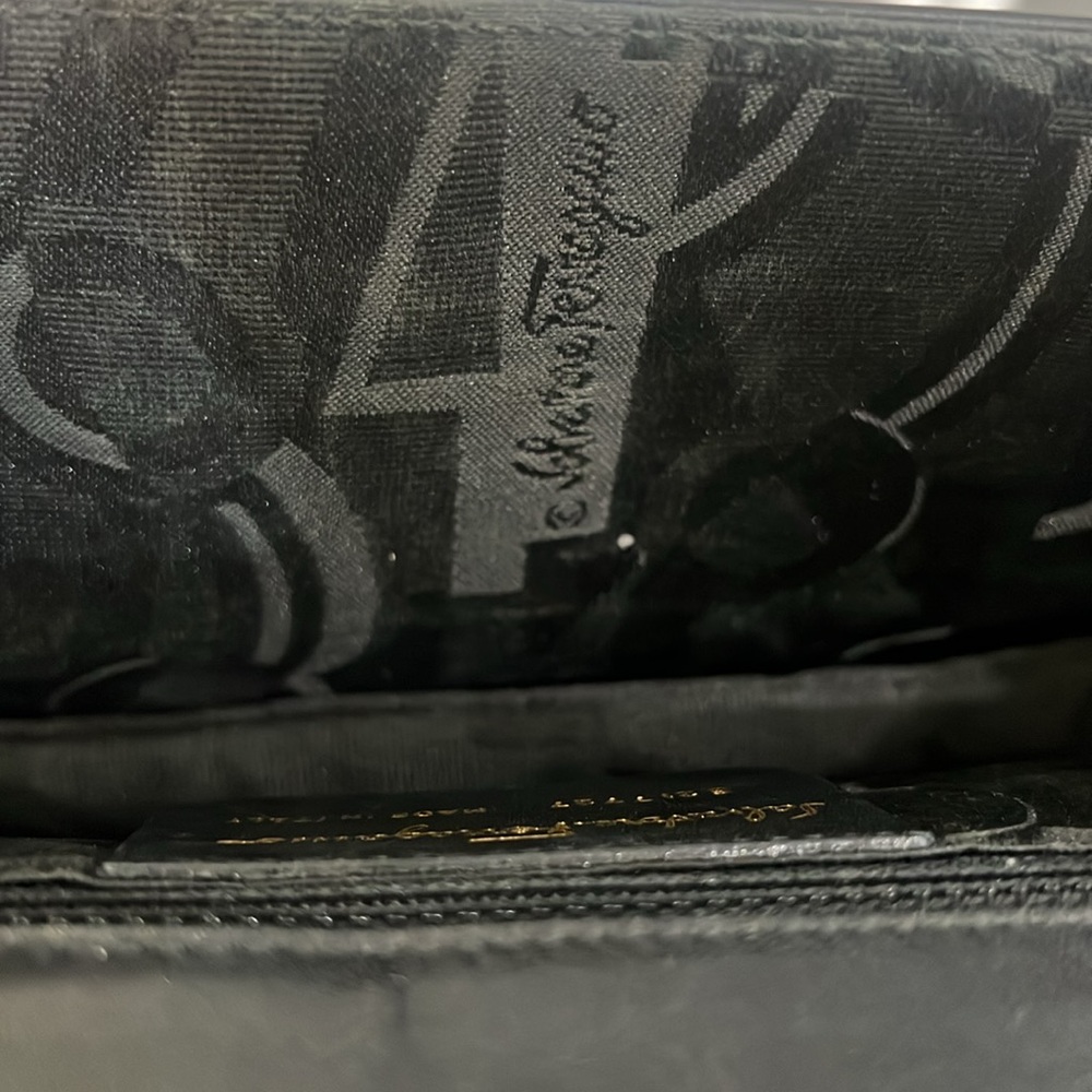 Salvatore Ferragamo Gancini wood logo shoulder bag. Black leather with wood logo - Picture 17 of 17